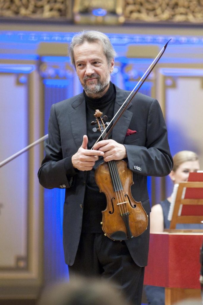 25 octombrie 2013, violonistul Giuliano Carmignola, Ateneul Roman, a şasea editie a concertului caritabil in beneficiul programului Tinere Talente